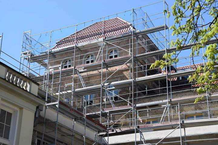 Nous nettoyons, embellissons et protégeons votre façade contre les intempéries.